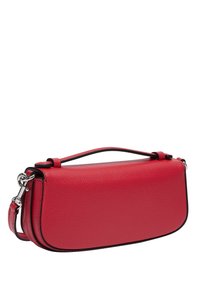 Czerwona, teksturowana skórzana torebka w kształcie łuku, z górnym uchwytem i regulowanym paskiem na ramię. Czarne wykończenia podkreślają design.