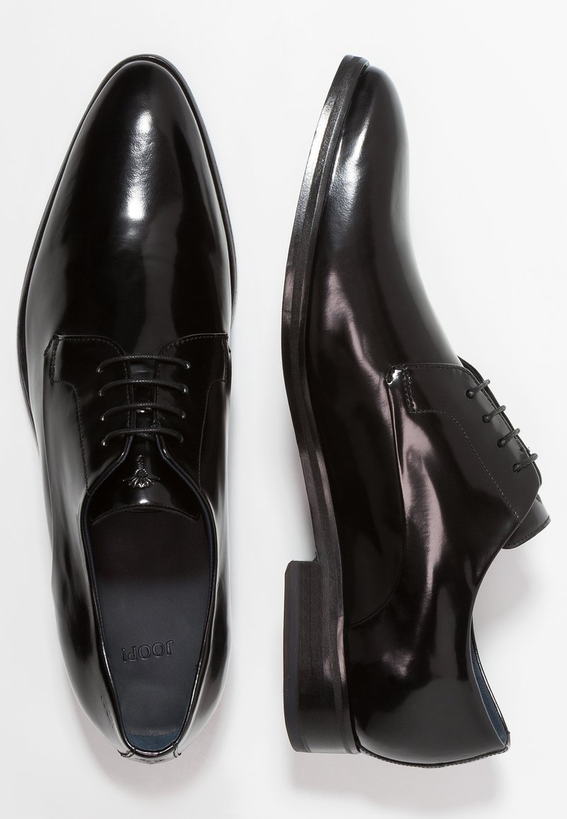 Schwarze Leder-Oxfords mit polierter Oberfläche, abgerundeter Zehenpartie, Schnürdesign und niedrigem Holzabsatz mit dezenten Logodetails.
