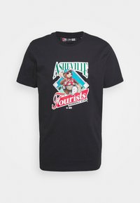 Černé bavlněné tričko s barevným motivem medvěda v květinové košili držícího baseballovou pálku, s nápisem "Asheville Tourists".