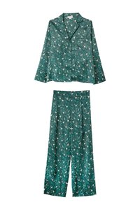 Zelená sada pyžama s propínacím topem a širokými kalhotami s potiskem zimního lesa a jelenů, vyrobená z měkké látky.