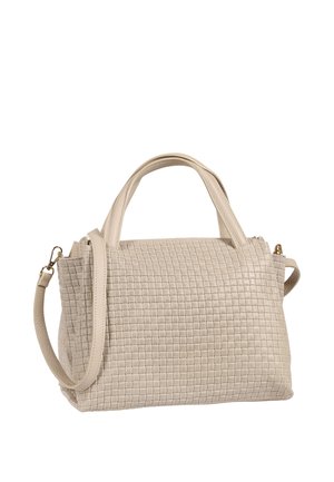 Beige gewebte Handtasche mit zwei kurzen Griffen und einem langen verstellbaren Schultergurt vor weißem Hintergrund.