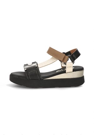 Sandalia de plataforma para mujer con suela negra, correas ajustables en beige y marrón, y detalles de hebillas plateadas sobre fondo blanco.