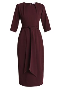 Robe bordeaux en tissu lisse, avec un col rond, des manches trois-quarts, une taille cintrée avec une ceinture à nouer, et une silhouette jusqu'au genou.
