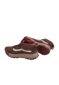 Brązowe sneakersy wysokie z czerwonymi akcentami, teksturowana gumowa podeszwa, oddychające panele z tkaniny oraz biała paski po bokach. Posiadają wyściełany kołnierz.