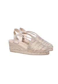 Beige espadrille wedges bertekstur dengan sol jute, sisi terbuka, dan tali silang. Bagian depan memiliki desain ujung bulat.