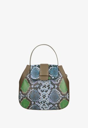 Handtas met slangenhuidpatroon in een donker groene, blauwe en zilveren kleur. Voorzien van een taupe leren handvat en een klep met een rechthoekige gesp.