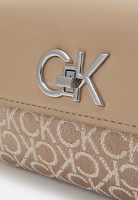 Calvin Klein MINI CROSSBODY BAG - Käekott - chanterelle