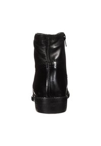 Czarne skórzane botki do kostki z niskim, warstwowym obcasem i widocznym przeszyciem, przedstawione z tyłu na białym tle.