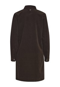 Haljina-košulja od tamnosmeđeg manšestera s dugim rukavima i manšetama na kopčanje, prikazana s leđa na bijeloj pozadini.