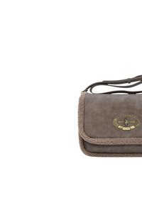 Borsa a spalla in pelle marrone con superficie texture, bordo in pelliccia shearling e placca con logo. Caratterizzata da una chiusura a patta e una tracolla regolabile.