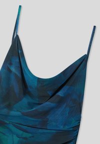 Sukienka bez rękawów w niebiesko-zielony wzór kwiatowy. Posiada okrągły dekolt oraz miękką, teksturowaną tkaninę z marszczeniami.