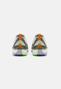 Nike Performance REACT WILDHORSE 8 - Scarpe da trail running - light iron ore/anthracite/lilac bloom/med olive/vapor green