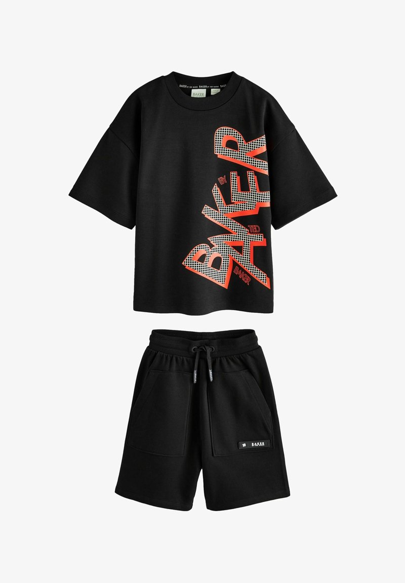 Czarny T-shirt z krótkim rękawem z dużym napisem "BAKER" w pomarańczowy wzór kratki oraz dopasowane czarne szorty ze ściągaczem i przednimi kieszeniami.