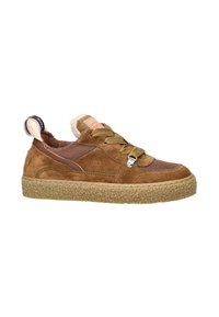 Zapatillas de ante marrón con laterales de malla, suela gruesa y texturizada, cordones anchos y forro de forro polar visible en el cuello y la lengüeta.