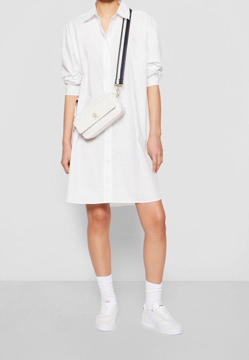 Robe Chemise Ample Blanche Avec Voile Intégré - Marque Bize Fashion Taille 2 Occasion