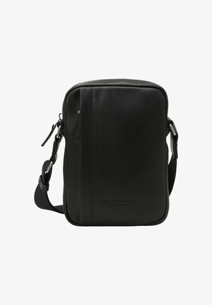Sac en cuir noir en bandoulière de forme rectangulaire, avec une sangle ajustable, une fermeture éclair et un logo embossé à l'avant.