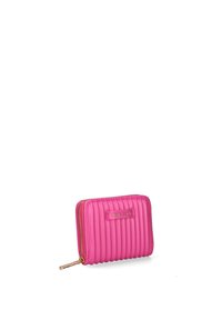 Portafoglio rosa con zip, caratterizzato da una texture a righe e una placca in metallo con logo. Il materiale liscio e la cerniera dorata creano un design moderno.