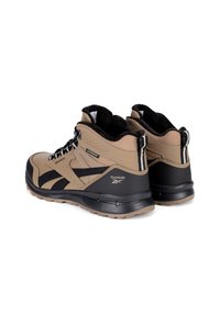 Brązowo-czarne buty trekkingowe z wysokim polem kostki, wodoodpornym materiałem, teksturowaną podeszwą i kontrastowymi paskami. Posiadają wyściełaną cholewkę oraz wzmocnioną piętę.