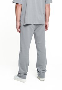 Pegador LOGO WIDE PANTS - Dresside alumine osa - washed cool grey/white gum