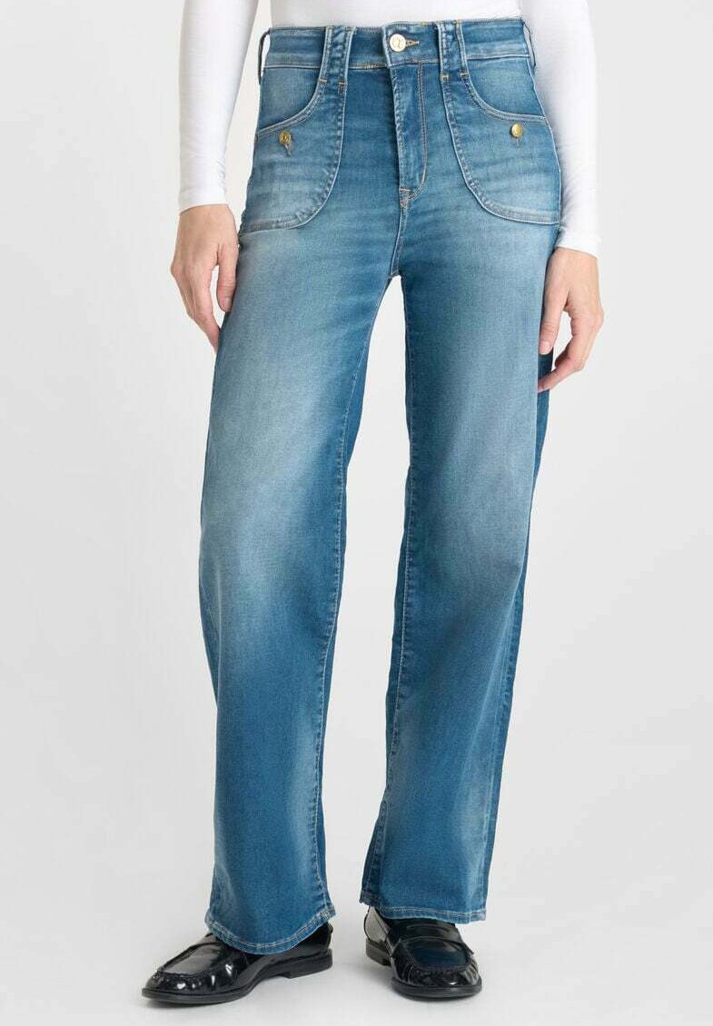 Jeans a gamba larga in denim blu chiaro con vita alta, dotati di due tasche frontali, leggere sfumature e decorazioni in metallo.