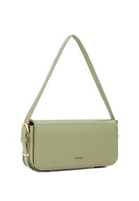 Borsa a tracolla verde in similpelle con forma rettangolare piatta, lunga tracolla regolabile e dettagli in metallo dorato. Texture liscia.
