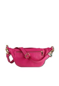 Roze leren tas met een ronde vorm, voorzien van een voorzak met rits, een verstelbare schouderriem en accenten in goudkleurig metaal.