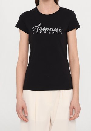 Černé tričko z bavlny s krátkými rukávy, zdobené nápisem „Armani Exchange“ z kamínků přes hrudník. Hladká textura.