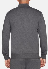 Sudadera gris de pullover con cuello y puños acanalados. Fabricada en un tejido suave con una textura lisa. Presenta un dobladillo recto y líneas limpias.