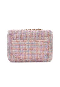 Bolso de tela tejido en tonos pasteles de rosa, azul y crema. Cuenta con un bolsillo frontal y una correa de cadena dorada para llevar. Superficie texturizada.