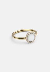 Inel din aur cu o piatră albă rotundă la centru, înconjurată de un cerc de cristale clare mici. Design cu bandă netedă și lustruită.