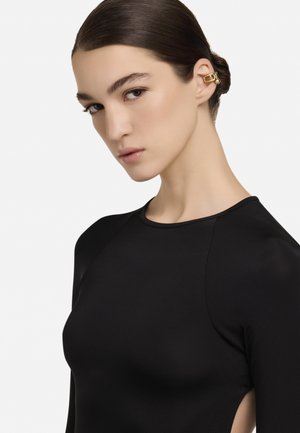 Crni uski top s dugim rukavima, s okruglim izrezom i izrezom sa strane. Glatka tekstura s minimalnim vidljivim šavovima.
