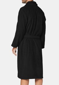 Schwarzer Bademantel aus weichem, strukturiertem Stoff. Mit einem Schalkragen, langen Ärmeln und einem Gürtel in der Taille. Vollständiges Design.