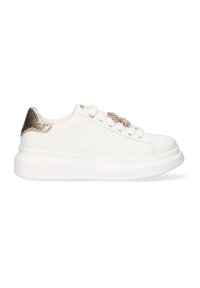 Zapatilla de cuero blanca con un acento dorado texturizado en el talón, punta redonda y suela blanca gruesa. Presenta un cierre de cordones y un detalle decorativo.