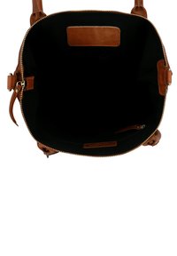 Interior de un bolso de cuero marrón con un forro de tela negra. Cuenta con un cierre con cremallera, un bolsillo interior y una etiqueta de cuero. Textura suave.