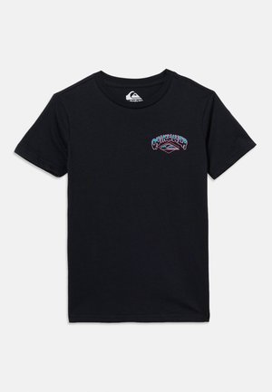 T-shirt noir à manches courtes avec petit logo Quiksilver coloré sur le côté gauche de la poitrine et col rond.