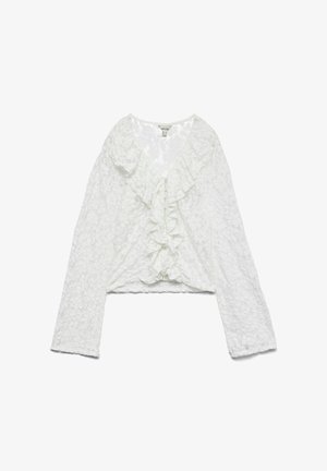 Hvid langærmet bluse med V-hals, rynket frontdetalje, tekstureret stof og cropped design.