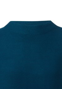 Strickpullover in Teal mit hohem, rundem Ausschnitt und strukturiertem Muster. Der Stoff wirkt weich und atmungsaktiv, ohne sichtbare Verschlüsse.