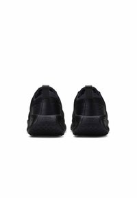 Baskets de sport noires avec un matériau texturé et un design bas. Comprend une boucle au talon et une semelle à motif pour une meilleure adhérence.