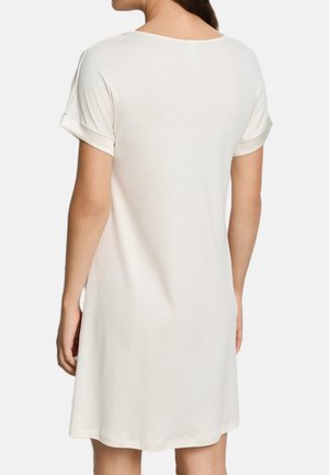 Robe à manches courtes couleur crème avec manches retroussées, coupe décontractée, texture douce et ourlet arrivant au genou, sans motifs ni accents visibles.