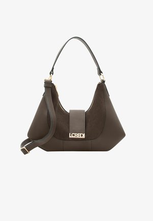 Bolso de mano de cuero y ante marrón con detalle de logotipo en tono dorado, forma estructurada, asa curva y correa de hombro ajustable.