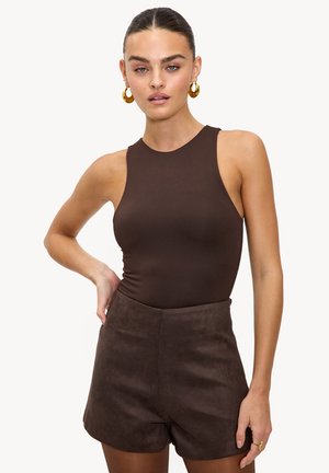 Body marron sans manches associé à un short en daim taille haute de la même teinte. Texture lisse, coupe ajustée et encolure discrète.