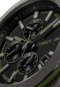 Analoginis chronografas su juodu ciferblatu, sidabriniais ir žaliais akcentais bei tekstūruotais subdials. Žymėjimai ir valandų ženklai aiškiai matomi.
