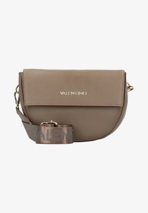 Borsa a tracolla in pelle marrone con pattina frontale, logo dorato e una tracolla con motivo che presenta il nome del marchio in grigio chiaro.