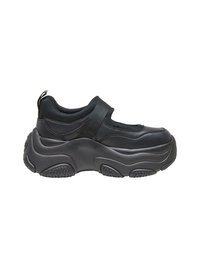 Sorte sneakers med en tykk, teksturert såle. Har en polstret overdel og elastisk stropp, som gir en sikker passform og moderne design.