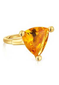 Złoty pierścionek z dużym trójkątnym pomarańczowym kamieniem szlachetnym podtrzymywanym przez trzy złote łapki, na białym tle.