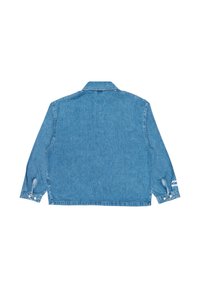 Giubbotto in denim blu chiaro con maniche lunghe, colletto e polsini con bottoni. Presenta una vestibilità comoda e dettagli di cucitura minimi.