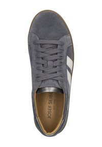 Sneaker in suede grigio con strisce bianche in evidenza, punta rotonda, lacci piatti e suola marrone chiaro con dettaglio del logo sulla soletta.