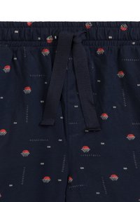 Granatowe szorty z bawełny z elastycznym pasem i sznurkiem. Wzór z koszykarskimi obręczami oraz tekst w kolorze czerwonym i białym.