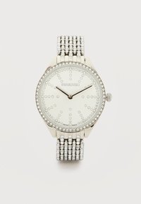 Ασημί ρολόι χειρός Swarovski με στεφάνη, δείκτες καντράν και λουράκι από δίχτυ διακοσμημένα με κρύσταλλα, δείχνει ώρα 10:10.