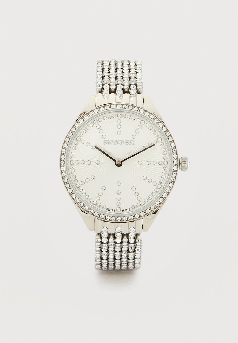Ασημί ρολόι χειρός Swarovski με στεφάνη, δείκτες καντράν και λουράκι από δίχτυ διακοσμημένα με κρύσταλλα, δείχνει ώρα 10:10.